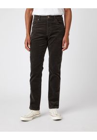 Wrangler - MĘSKIE SPODNIE MATERIAŁOWE WRANGLER TEXAS SLIM MOSS GREEN W12SEC221 112141148. Materiał: materiał #1