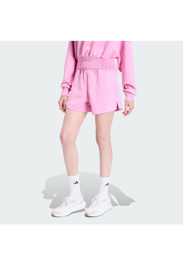 Adidas - Luźne szorty Soft Lux. Kolor: różowy. Sport: fitness