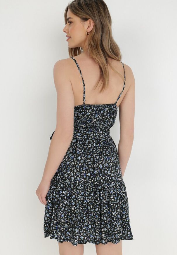 Born2be - Czarna Sukienka z Wiskozy Eudaia. Typ kołnierza: dekolt kopertowy. Kolor: czarny. Wzór: aplikacja, kwiaty. Typ sukienki: kopertowe, rozkloszowane. Materiał: wiskoza. Długość rękawa: na ramiączkach. Sezon: lato. Styl: wakacyjny. Długość: mini