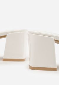 Renee - Białe Klapki na Słupku w Eleganckim Stylu Zdobione Podłużną Aplikacją Achythia. Okazja: na co dzień. Kolor: biały. Materiał: satyna, jeans. Wzór: aplikacja. Obcas: na słupku. Styl: elegancki #2