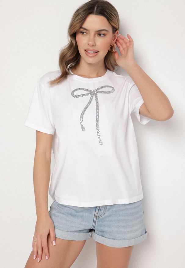 Born2be - Biały T-shirt Oversize z Bawełny Zdobiony Kokardą z Cekinów Tenesela. Okazja: na co dzień. Typ kołnierza: kokarda. Kolor: biały. Materiał: bawełna. Wzór: aplikacja. Styl: casual