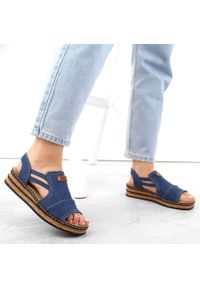 Komfortowe sandały damskie na platformie jeansowe Rieker 62982-12 niebieskie. Kolor: niebieski. Materiał: jeans. Obcas: na platformie #9