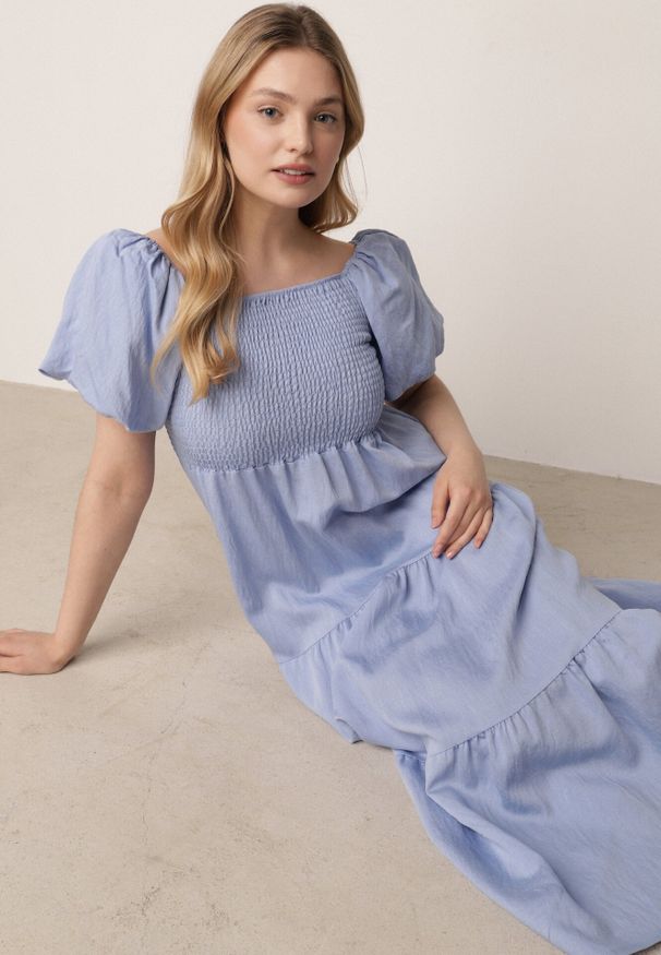 Born2be - Jasnoniebieska Wiskozowa Sukienka z Bufiastymi Rękawami i Marszczoną Górą Liones. Okazja: na co dzień. Kolor: niebieski. Materiał: wiskoza. Długość rękawa: krótki rękaw. Sezon: lato. Typ sukienki: proste. Styl: wakacyjny, casual