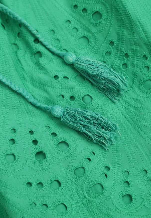 Born2be - Zielona Sukienka z Bawełny Zdobiona Haftem z Krótkim Rękawem i Materiałowym Paskiem Dimisha. Okazja: na co dzień. Kolor: zielony. Materiał: materiał, bawełna. Długość rękawa: krótki rękaw. Wzór: aplikacja, haft. Typ sukienki: proste, dopasowane. Styl: casual