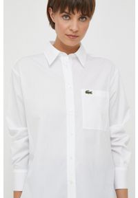 Lacoste koszula bawełniana damska kolor biały relaxed z kołnierzykiem klasycznym. Typ kołnierza: kołnierzyk klasyczny. Kolor: biały. Materiał: bawełna. Długość rękawa: długi rękaw. Długość: długie. Styl: klasyczny #1