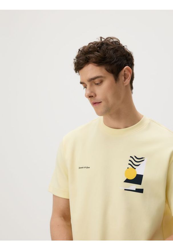 Reserved - T-shirt comfort z nadrukiem - jasnożółty. Kolor: żółty. Materiał: dzianina, bawełna. Wzór: nadruk
