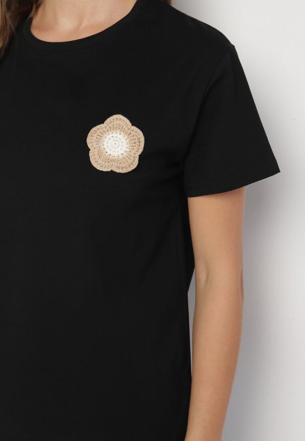 Born2be - Czarny T-shirt z Bawełny Ozdobiony Haftem Kwiatka Nalariael. Okazja: na co dzień. Kolor: czarny. Materiał: bawełna. Wzór: aplikacja, kwiaty, haft. Styl: elegancki, casual