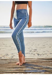Dżinsy Super Skinny w krótszej długości, z połyskującym paskiem bonprix niebieski bleached. Kolor: niebieski. Długość: krótkie #4