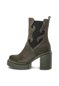 Zielone Botki Karino Modne Buty Na Obcasie. Kolor: zielony. Materiał: welur, zamsz. Obcas: na obcasie. Styl: klasyczny. Wysokość obcasa: średni #4