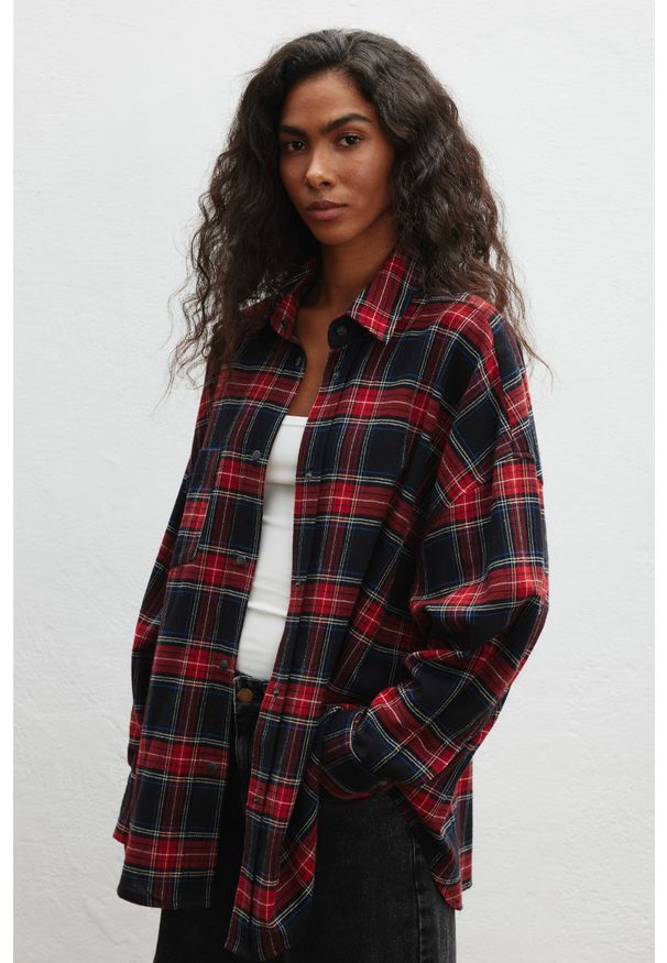 Marsala - Koszula typu oversize w kratę CZERWONĄ - RENO 9361-S/M. Kolor: czerwony. Materiał: tkanina, bawełna. Długość rękawa: długi rękaw. Długość: długie. Styl: klasyczny