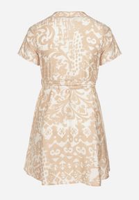 Born2be - Beżowa Rozkloszowana Sukienka z Koszulową Górą i Materiałowym Paskiem w Talii Giefia. Okazja: na co dzień. Kolor: beżowy. Materiał: materiał. Długość rękawa: krótki rękaw. Sezon: lato. Typ sukienki: koszulowe. Styl: klasyczny, casual, elegancki #2