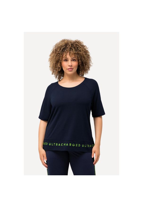 ULLA POPKEN - Damskie T-shirt napisy na rąbku klasyczny krój okrągły dekolt rękaw 1/2. Kolekcja: plus size. Kolor: niebieski. Materiał: wiskoza, poliester, materiał, elastan. Wzór: napisy