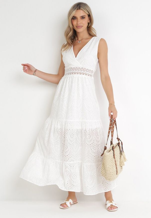 Born2be - Biała Haftowana Sukienka Maxi z Kopertowym Dekoltem i Cienkimi Gumkami w Pasie z Bawełny Sabinel. Typ kołnierza: dekolt kopertowy. Kolor: biały. Materiał: bawełna. Długość rękawa: bez rękawów. Wzór: haft. Sezon: wiosna, lato. Typ sukienki: kopertowe. Długość: maxi