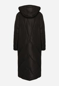 Born2be - Czarna Pikowana Kurtka o Długim Pudełkowym Kroju z Kapturem i Kieszeniami Attesina. Okazja: na co dzień. Typ kołnierza: kaptur. Kolor: czarny. Materiał: wełna, jeans. Długość: długie. Sezon: zima. Styl: casual, elegancki, klasyczny #6