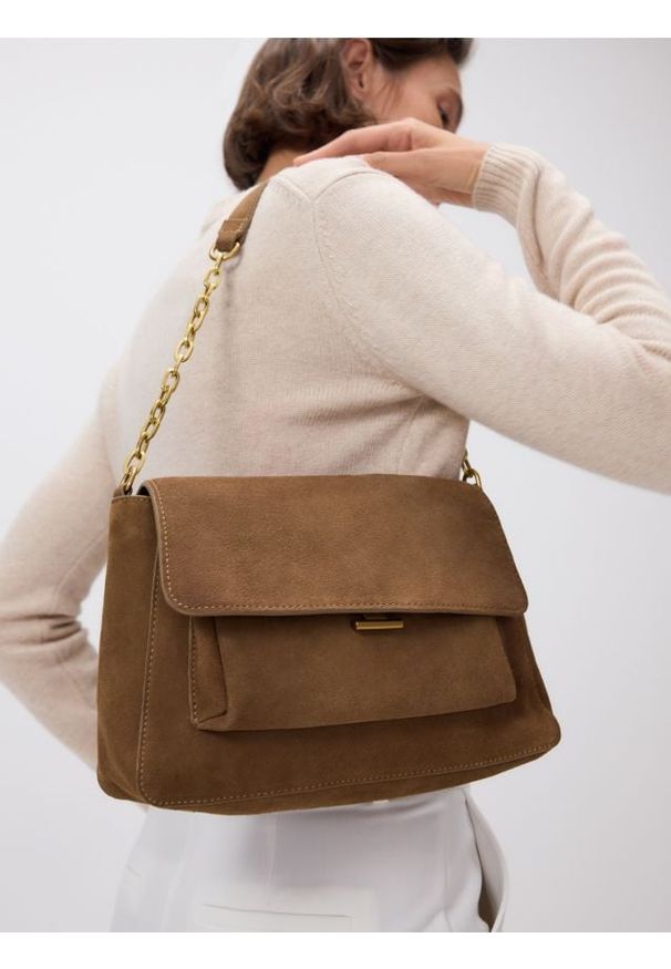 Reserved - Zamszowa torebka na ramię - beżowy. Kolor: beżowy. Materiał: zamszowe. Rodzaj torebki: na ramię