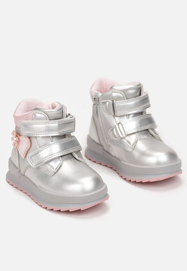 Renee - Srebrne Metaliczne Traperki Sneakersy z Ozdobnymi Aplikacjami Zapinane na Rzep Rielara. Okazja: na uczelnię. Zapięcie: rzepy. Kolor: srebrny. Wzór: aplikacja