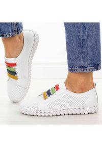 Białe ażurowe skórzane półbuty damskie Cambell 94334. Okazja: na co dzień. Nosek buta: okrągły. Zapięcie: bez zapięcia. Kolor: biały. Szerokość cholewki: normalna. Wzór: ażurowy. Materiał: skóra. Sezon: wiosna, lato. Styl: casual, klasyczny, elegancki #1