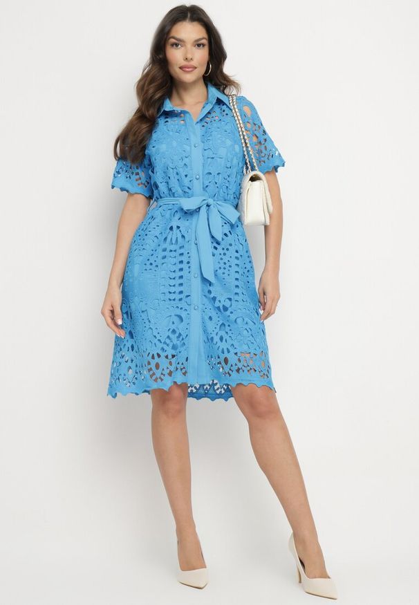 Born2be - Niebieska Ażurowa Sukienka Koszulowa Midi z Wiązanym Paskiem Pamy. Kolor: niebieski. Materiał: materiał, koronka. Długość rękawa: krótki rękaw. Wzór: ażurowy. Typ sukienki: koszulowe. Styl: klasyczny. Długość: midi