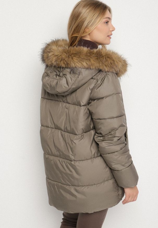 Born2be - Ciemnozielona Kurtka z Pikowanymi Przeszyciami i Kapturem z Futerkiem Anavite. Okazja: na co dzień, na spacer. Kolekcja: plus size. Kolor: zielony. Materiał: futro. Styl: casual