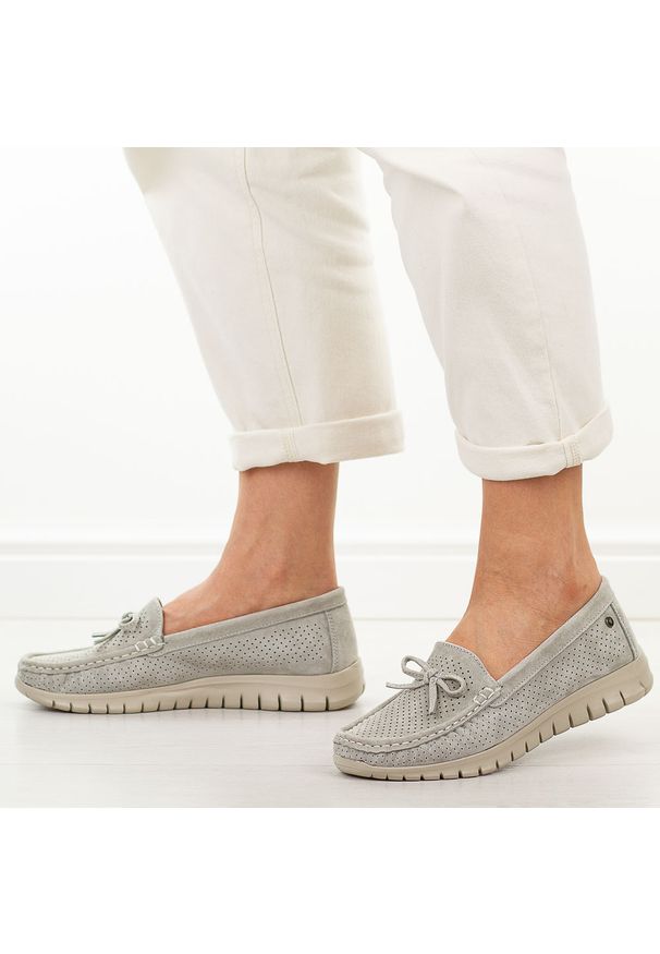 Szare ażurowe skórzane mokasyny damskie Vinceza 95401. Okazja: na co dzień, na spacer. Nosek buta: okrągły. Zapięcie: bez zapięcia. Kolor: szary. Szerokość cholewki: normalna. Wzór: ażurowy. Materiał: skóra, zamsz. Sezon: wiosna, lato. Styl: casual, klasyczny, elegancki