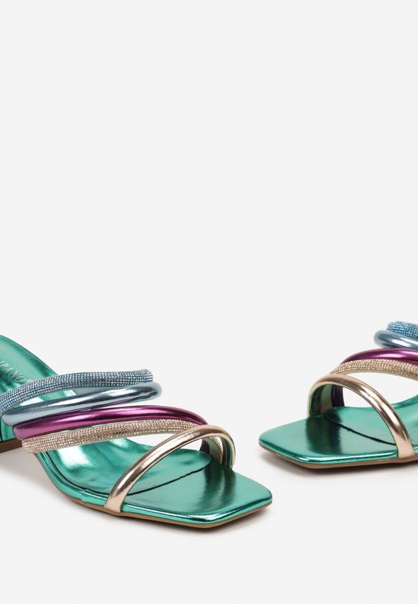 Renee - Zielone Klapki Ozdobione Cyrkoniami na Słupku z Kwadratowym Noskiem Alfiva. Kolor: zielony. Wzór: aplikacja. Sezon: lato. Obcas: na słupku