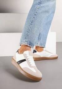 Renee - Biało-Czarne Sneakersy Tenisówki z Geometrycznym Wzorem Hanivra. Okazja: na co dzień. Kolor: biały. Materiał: jeans. Wzór: geometria. Obcas: na płaskiej podeszwie