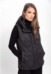 Volcano - Pikowany bezrękawnik casual V-MILAN. Okazja: na co dzień. Kolor: czarny. Materiał: włókno, materiał. Długość rękawa: bez rękawów. Styl: casual #1