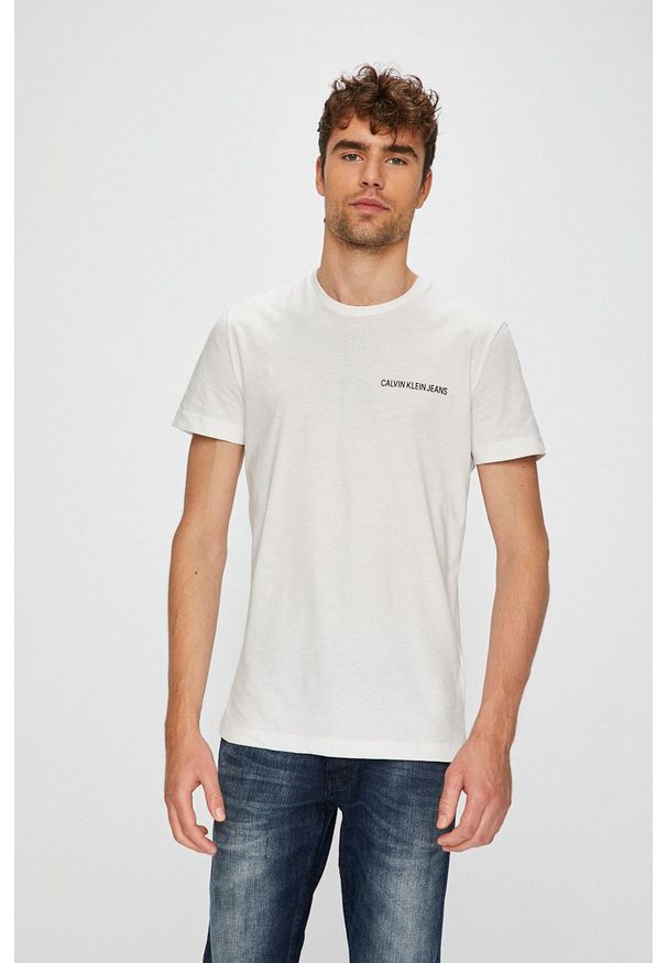 Calvin Klein Jeans - T-shirt. Okazja: na co dzień. Kolor: biały. Materiał: dzianina. Wzór: gładki. Styl: casual