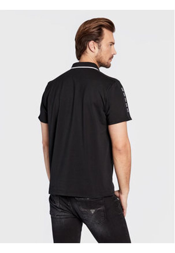 Guess Polo M2YP25 KARS0 Czarny Regular Fit. Typ kołnierza: polo. Kolor: czarny. Materiał: bawełna, syntetyk