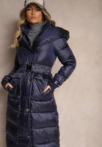 Renee - Granatowa Pikowana Kurtka z Kapturem Paskiem z Klamrą i Eleganckim Kołnierzem Vailana. Okazja: na co dzień. Typ kołnierza: kaptur. Kolor: niebieski. Materiał: jeans. Styl: elegancki #4