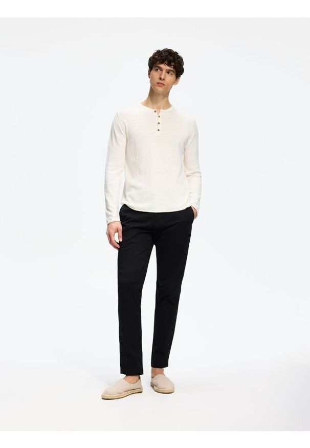 Reserved - Spodnie chino slim fit - czarny. Kolor: czarny. Materiał: bawełna, tkanina