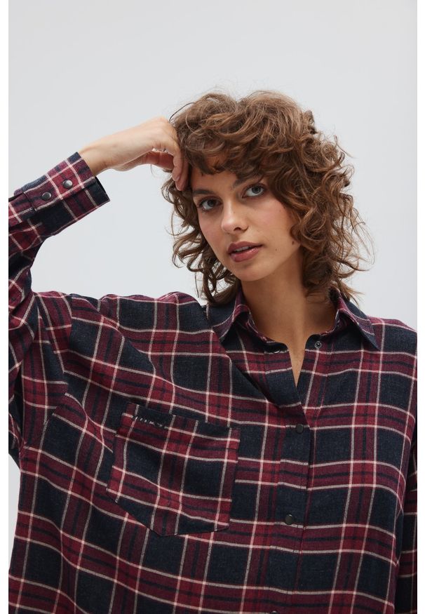 Marsala - Koszula typu oversize w kratę GRANATOWO BORDOWĄ - RENO -M/L. Kolor: czerwony, niebieski, wielokolorowy. Materiał: wiskoza, tkanina, poliester. Długość rękawa: długi rękaw. Długość: długie. Styl: klasyczny