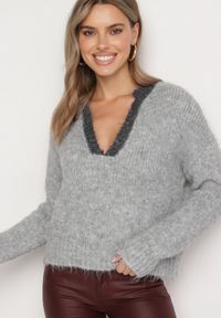 Born2be - Szary Krótki Sweter z Wełną i Głębokim Dekoltem w Serek Savalithia. Typ kołnierza: dekolt w serek. Kolor: szary. Materiał: wełna. Długość: krótkie. Sezon: zima #6