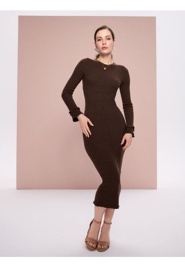 Sinsay - Prążkowana swetrowa sukienka midi z długim rękawem - brązowy. Kolor: brązowy. Materiał: prążkowany. Długość rękawa: długi rękaw. Długość: midi