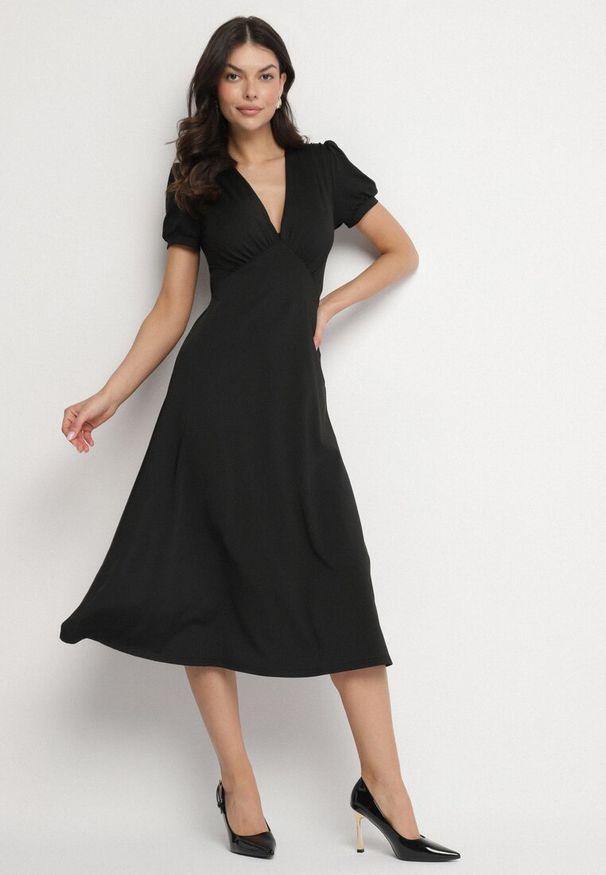 Born2be - Czarna Sukienka Rozkloszowana z Wiskozą z Poduszkami w Ramionach Awerla. Okazja: na co dzień. Typ kołnierza: dekolt w kształcie V. Kolor: czarny. Materiał: wiskoza. Długość rękawa: krótki rękaw. Styl: casual, elegancki, klasyczny