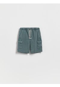 Reserved - Bawełniane szorty cargo - zielony. Kolor: zielony. Materiał: bawełna #1