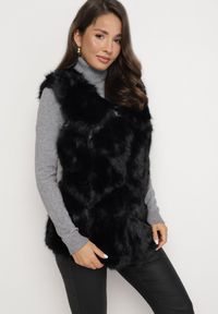 Born2be - Czarna Kamizelka Futrzana z Wstawkami z Ekoskóry Batliewa. Kolor: czarny. Materiał: futro. Wzór: aplikacja #4