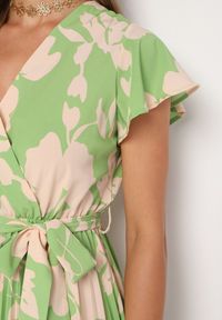 Born2be - Zielono-Beżowa Plisowana Koktajlowa Sukienka z Kopertowym Dekoltem Paskiem i Gumką w Talii Anelsea. Okazja: na spacer, na imprezę. Typ kołnierza: dekolt kopertowy. Kolor: zielony. Długość rękawa: krótki rękaw. Wzór: aplikacja. Typ sukienki: kopertowe. Styl: wizytowy #5