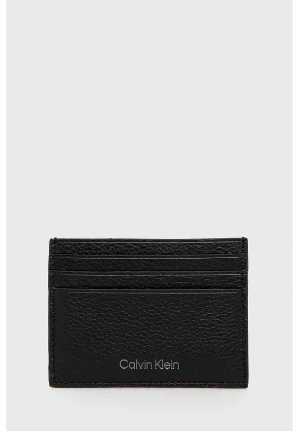 Calvin Klein Etui na karty skórzane męski kolor czarny. Kolor: czarny. Materiał: materiał. Wzór: gładki