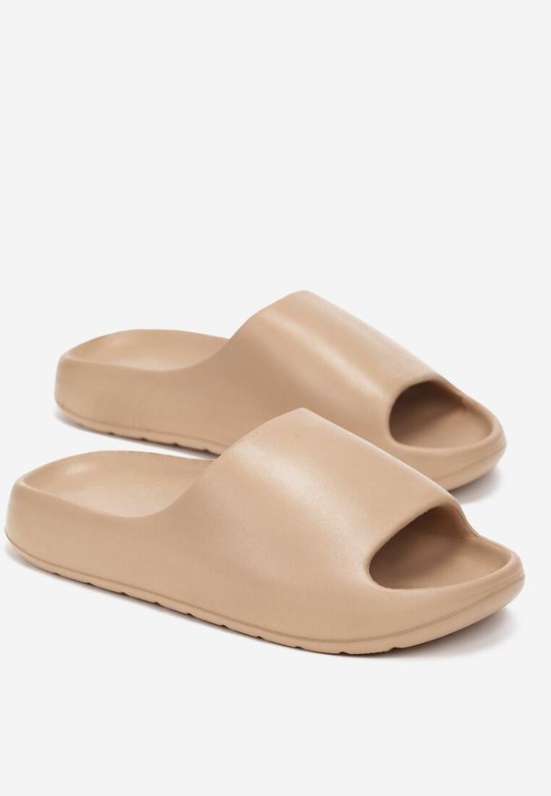 Born2be - Ciemnobeżowe Piankowe Klapki z Szerokim Paskiem Jaspera. Okazja: do domu, na plażę. Kolor: beżowy. Materiał: dresówka. Styl: klasyczny