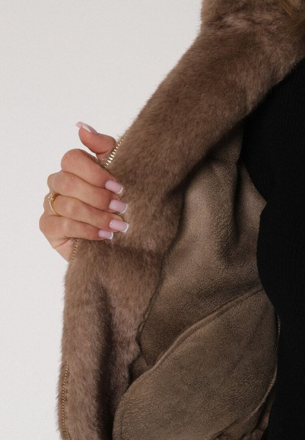 Born2be - Jasnobrązowa Futrzana Kurtka Bomberka z Kapturem i Ozdobną Imitacją Kieszeni Awedalia. Okazja: na co dzień. Typ kołnierza: kaptur. Kolor: brązowy. Materiał: futro. Wzór: aplikacja. Styl: klasyczny, casual, elegancki