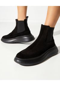 MOA Concept - MOA CONCEPT - Zamszowe botki z podeszwą oversized. Nosek buta: okrągły. Kolor: czarny. Materiał: zamsz. Szerokość cholewki: normalna #1