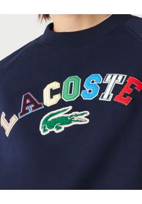 Lacoste - LACOSTE - Granatowa bluza z kolorowym logo. Kolor: niebieski. Materiał: bawełna, prążkowany. Wzór: kolorowy #6