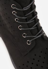 Born2be - Czarne Botki Trzewiki VICES z Ażurową Cholewką Bissen. Okazja: na co dzień, do pracy, na spotkanie biznesowe. Kolor: czarny. Materiał: dzianina, materiał, jeans. Szerokość cholewki: normalna. Wzór: ażurowy. Styl: casual, biznesowy, elegancki #2