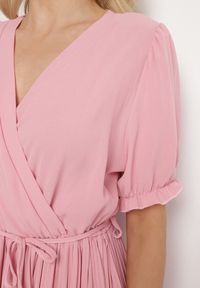 Born2be - Różowa Kopertowa Sukienka z Bawełną i Paskiem Ivellevia. Okazja: na co dzień. Typ kołnierza: dekolt w serek. Kolor: różowy. Materiał: bawełna. Długość rękawa: długi rękaw. Sezon: lato. Typ sukienki: kopertowe. Styl: elegancki, casual, klasyczny #3