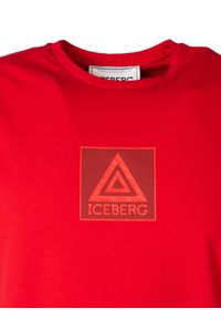 Iceberg T-Shirt "C-Neck" | F020639A | Mężczyzna | Czerwony. Okazja: na co dzień. Kolor: czerwony. Materiał: elastan, bawełna. Wzór: nadruk. Styl: casual, elegancki