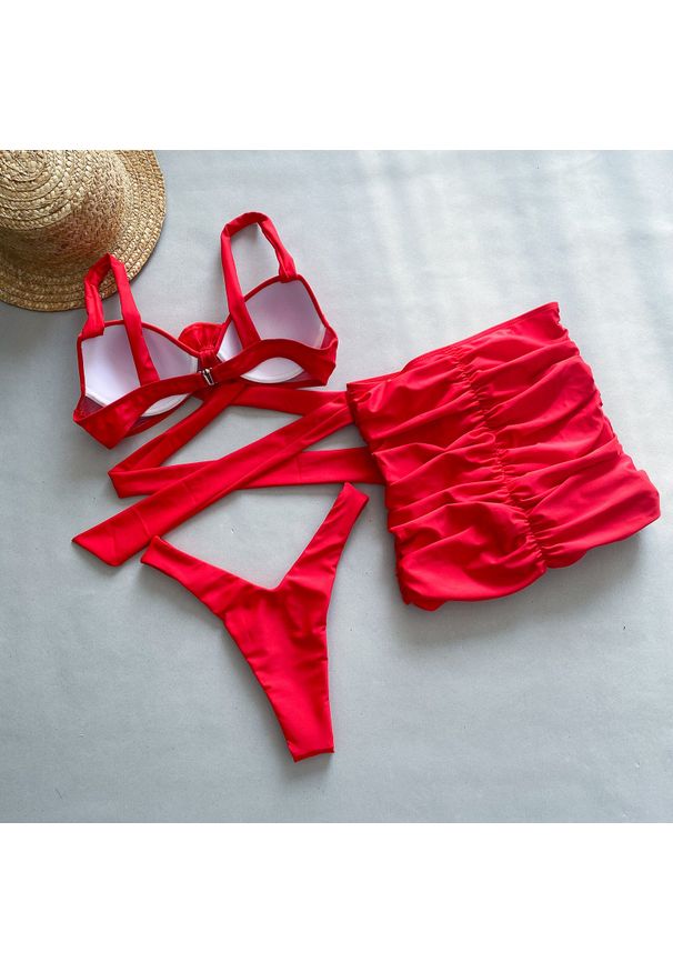 Intica - Strój kąpielowy z pareo i różami 3D na plażę Damhnait. Kolor: czerwony. Materiał: materiał. Wzór: aplikacja