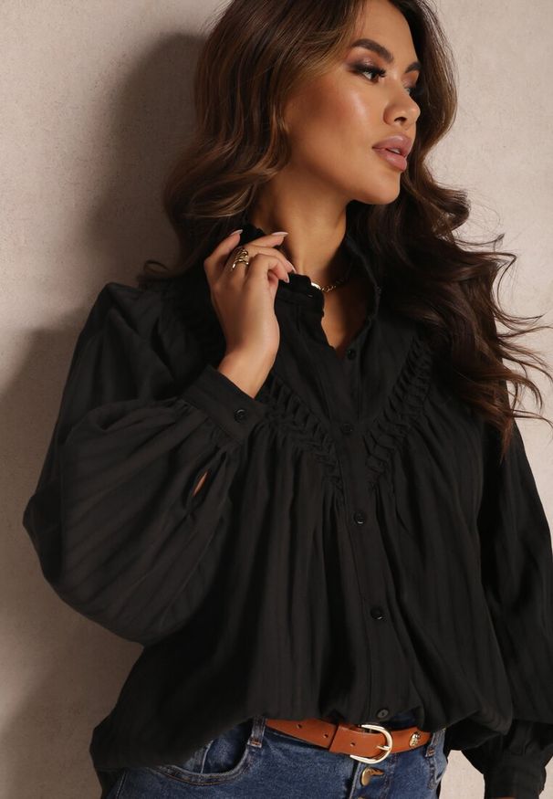 Renee - Czarna Koszula Oversize z Bawełny Endona. Typ kołnierza: kołnierzyk stójkowy. Kolor: czarny. Materiał: bawełna. Wzór: aplikacja. Styl: elegancki