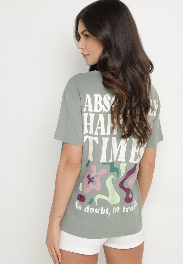 Born2be - Ciemnozielony Bawełniany T-shirt Oversize Fillaria. Okazja: na co dzień. Kolor: zielony. Materiał: bawełna. Wzór: aplikacja. Styl: klasyczny, casual