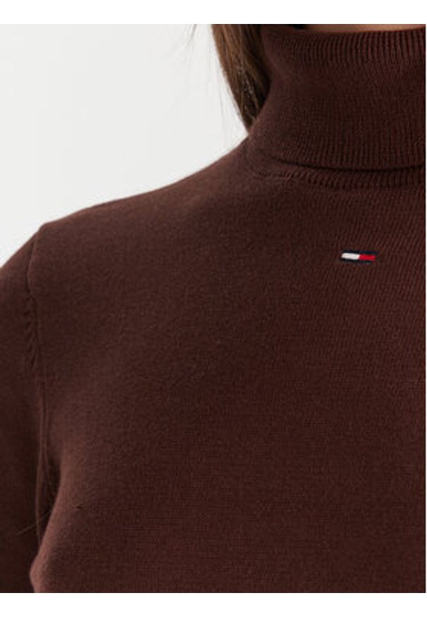 Tommy Jeans Sukienka dzianinowa Ess DW0DW21958 Brązowy Slim Fit. Kolor: brązowy. Materiał: bawełna